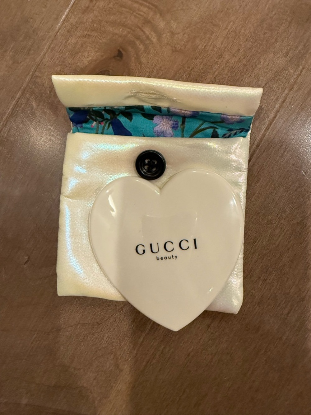 GUCCI Beauty White Heart Shape Mirror with Pouch Novelty